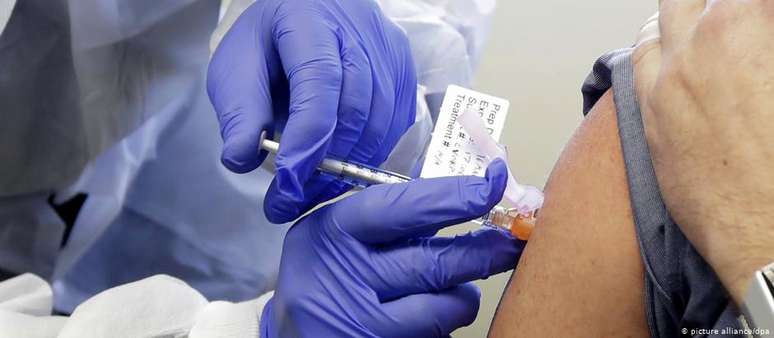 Há no mundo oito vacinas contra a covid-19 na fase 3 de ensaios clínicos; duas receberam apoio direto do Brasil