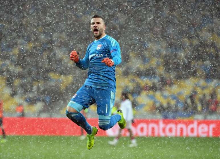 Anthony Lopes é um dos destaques do Lyon (Foto: Sergei Supinsky / AFP)