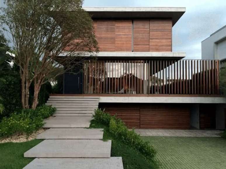 37. Casa moderna grande com portão de madeira para garagem. Foto de Get Home Design Ideas