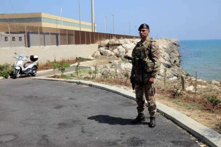 Militar em frente ao centro de acolhimento de Pozzallo, em foto de arquivo