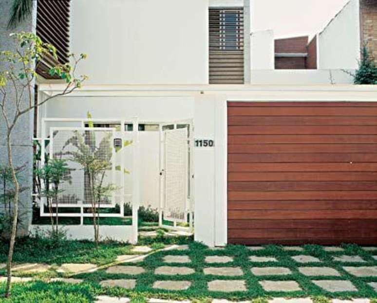 46. Portão de madeira em muro branco. Foto de Ideias para Decoração