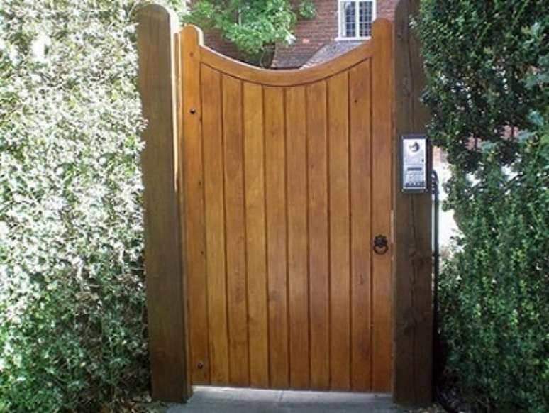45. Portão de madeira pequeno em área externa. Foto de Tonbridge Fencing