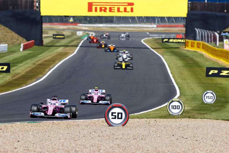 Os carros da Racing Point lideram o pelotão durante o GP dos 70 Anos 