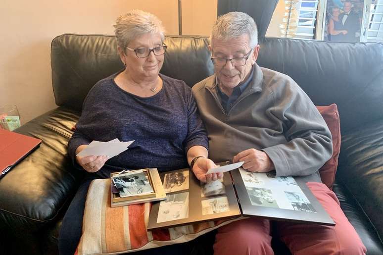 Sheena mostra a Tony fotos de fam&iacute;lia