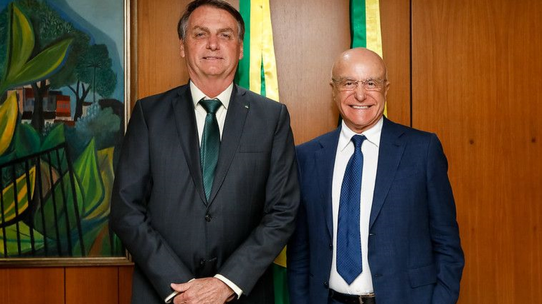Jair Bolsonaro e Salim Mattar em foto de 2019; empresário deixou posto de secretário de desestatização