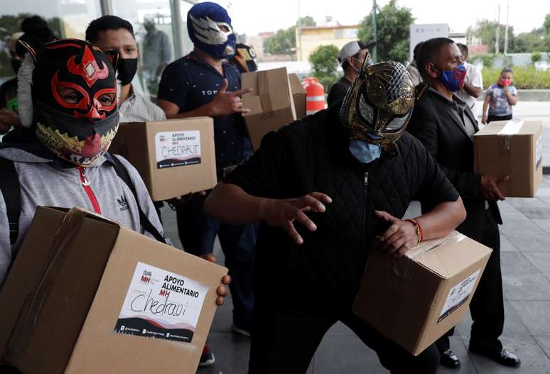Lutadores de luta livre com máscaras de proteção na Cidade do México
03/08/2020 REUTERS/Henry Romero