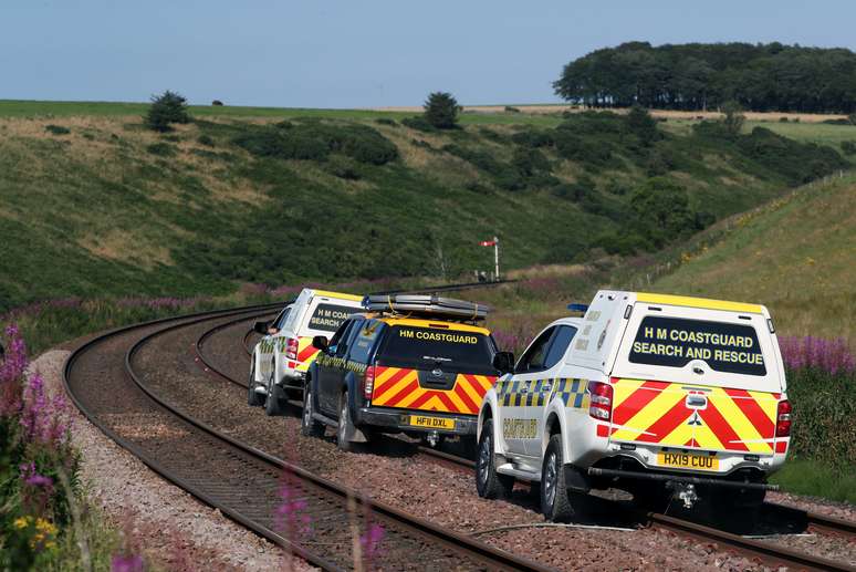 Veículos do serviço de emergência passam por trilhos perto de onde um trem descarrilou na Escócia, Reino Unido
12/08/2020
REUTERS / Russell Cheyne
