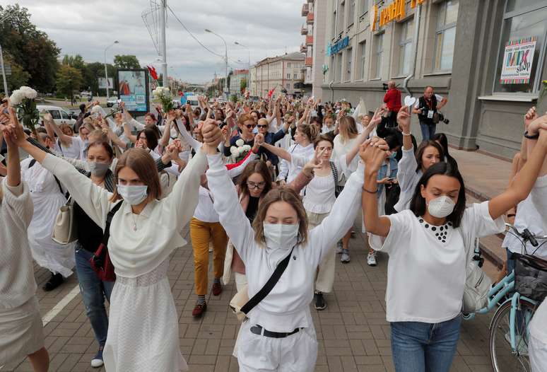 Mulheres protestam, em Minsk, contra violência policial durante manifestações em Belarus
12/08/2020
REUTERS/Vasily Fedosenko