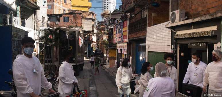 Enfermeiros e técnicos de enfermagem saíram pela favela abordando moradores e perguntando se gostariam de fazer teste