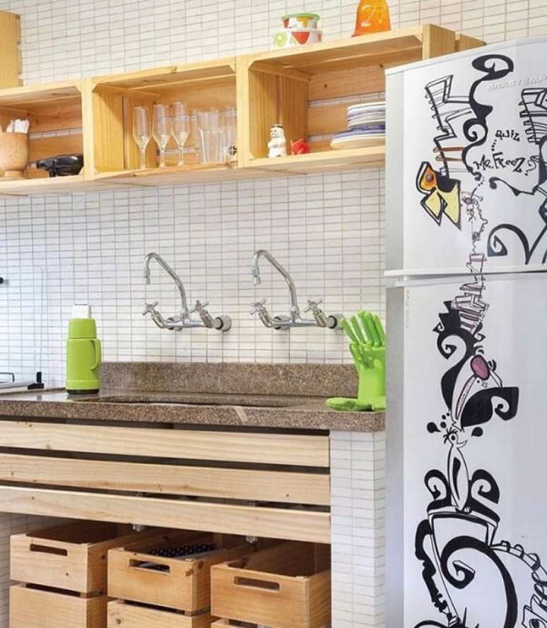 8. A cozinha das casas simples contam com caixotes de madeira que auxiliam na organiza&ccedil;&atilde;o. Fonte: Pinterest