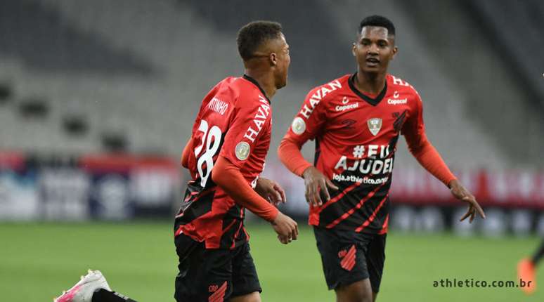 Vitinho comemora o seu gol diante do Goiás (Foto: Divulgação/Athletico-PR)