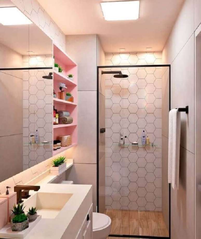 16. Banheiro de apartamento pequeno decorado com nichos cor de rosa e revestimento em formato de colmeia – Foto: Pinterest