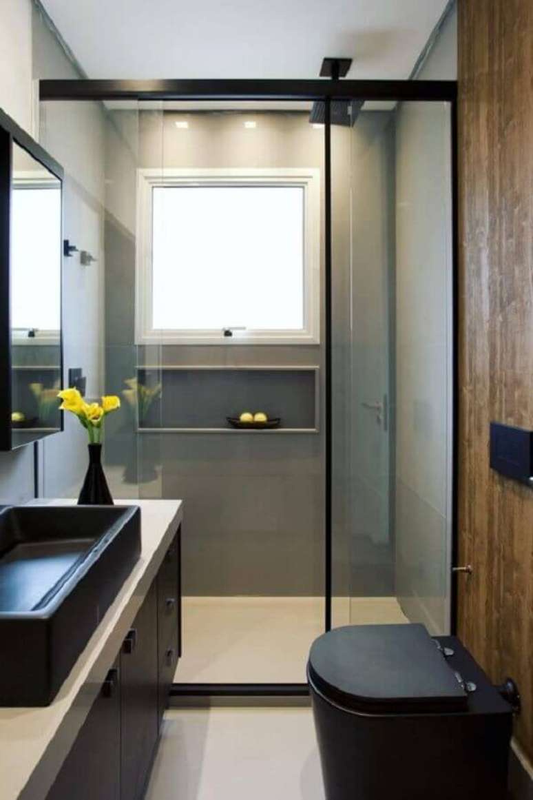 17. Ideia de banheiro de apartamento pequeno decorado com revestimento de madeira – Foto: Casa de Valentina