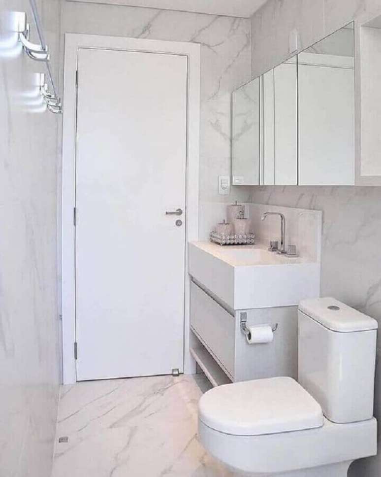 19. Ideia simples para banheiro de apartamento pequeno decorado todo branco – Foto: Jeito de Casa