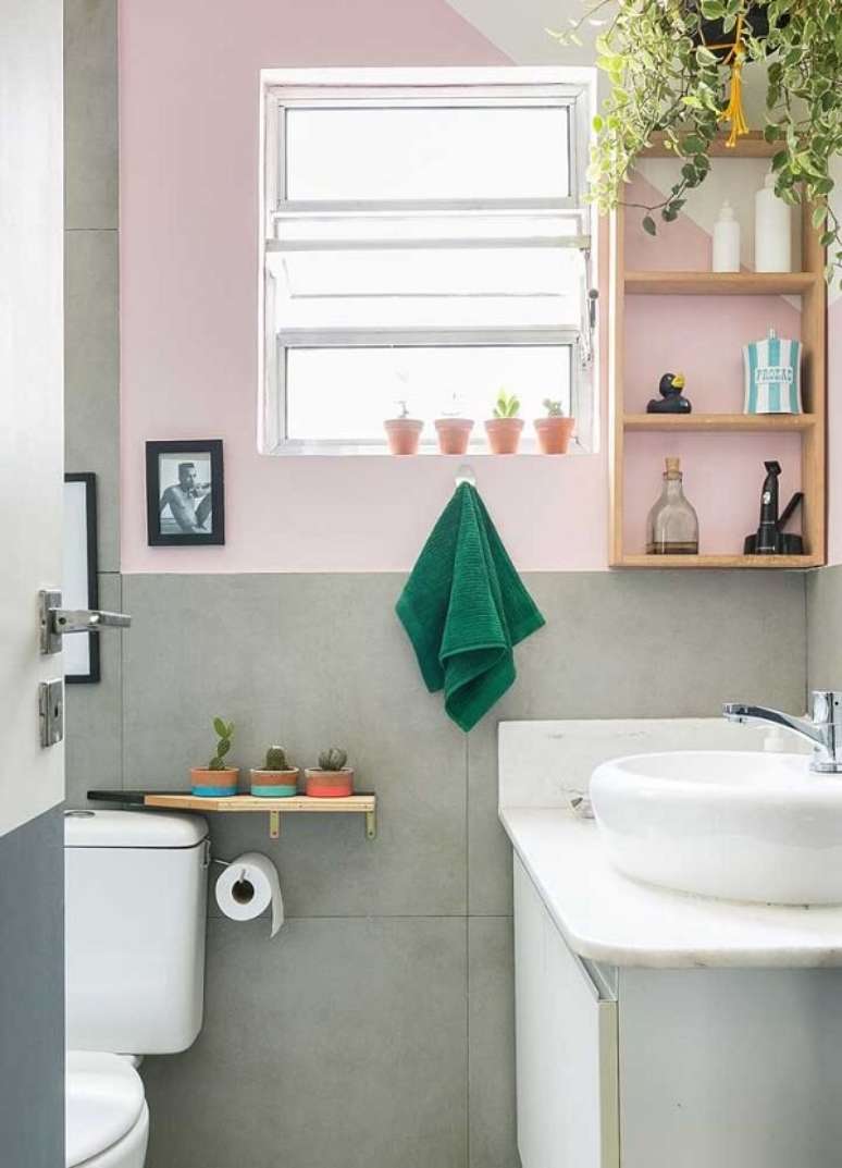 9. Banheiros revestidos com porcelanato s&atilde;o comuns na decora&ccedil;&atilde;o de casas simples. Fonte Pinterest