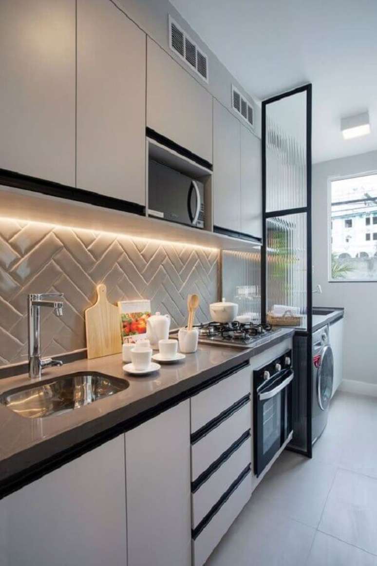 20. Cozinha decoração de apartamento pequeno com divisória de vidro para lavanderia – Foto: Futurist Architecture