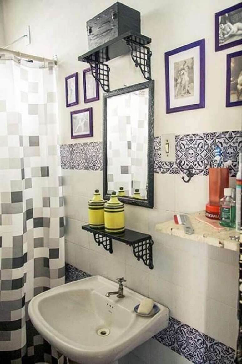 30. Decora&ccedil;&atilde;o de banheiro simples com quadros pequenos. Fonte: Pinterest