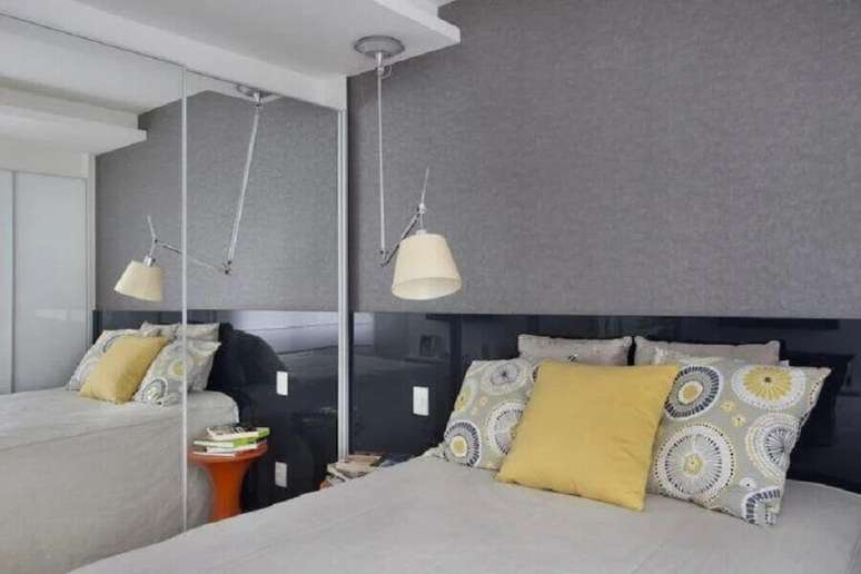 25. Decoração de apartamento pequeno com quarto cinza planejado com guarda roupa espelhado – Foto: Lamego Mancini Arquitetura