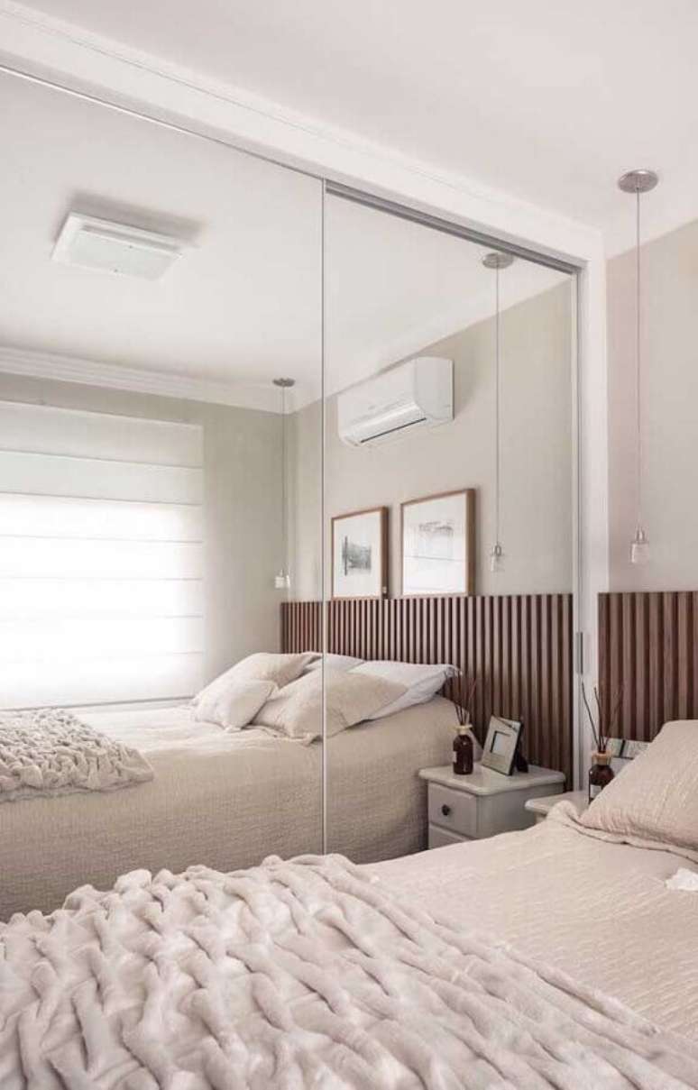 26. Decoração de apartamento pequeno com quarto de casal planejado todo branco – Foto: Pinterest
