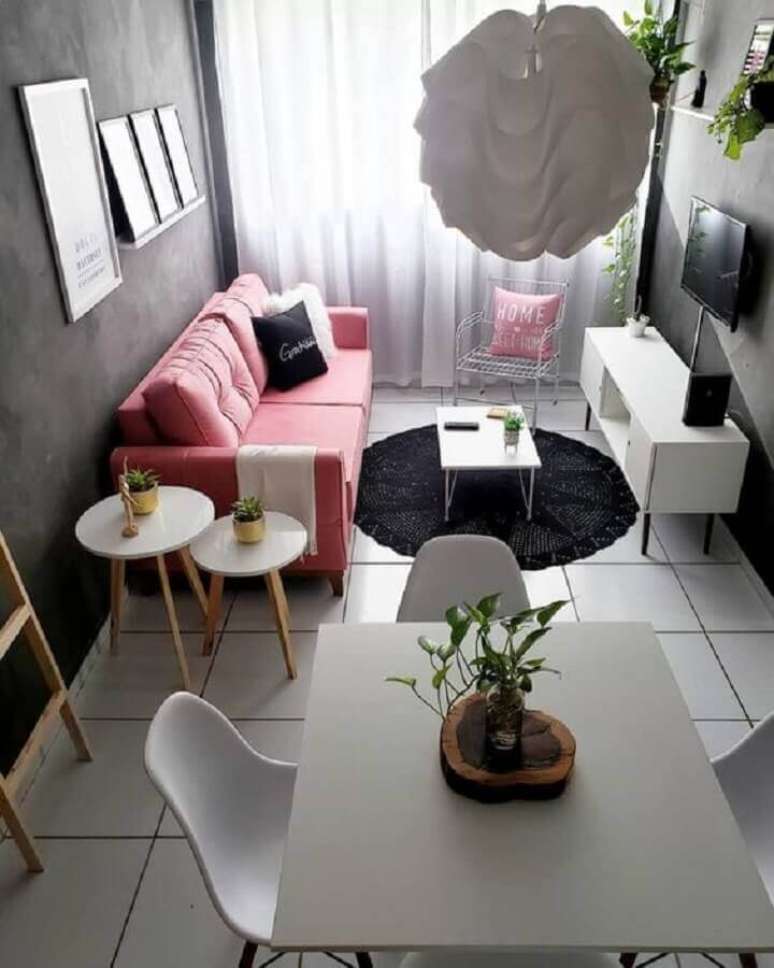 32. Decoração de apartamento pequeno e simples com sofá cor de rosa – Foto: Pinterest