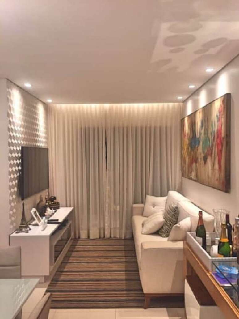 36. Sala de apartamento pequeno decorado com revestimento 3D e cores claras – Foto: Pinterest