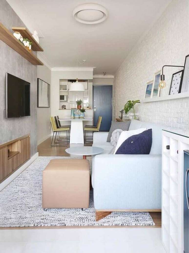 39. Decoração de sala de apartamento pequeno com parede de tijolinho branca – Foto: Apartment Therapy