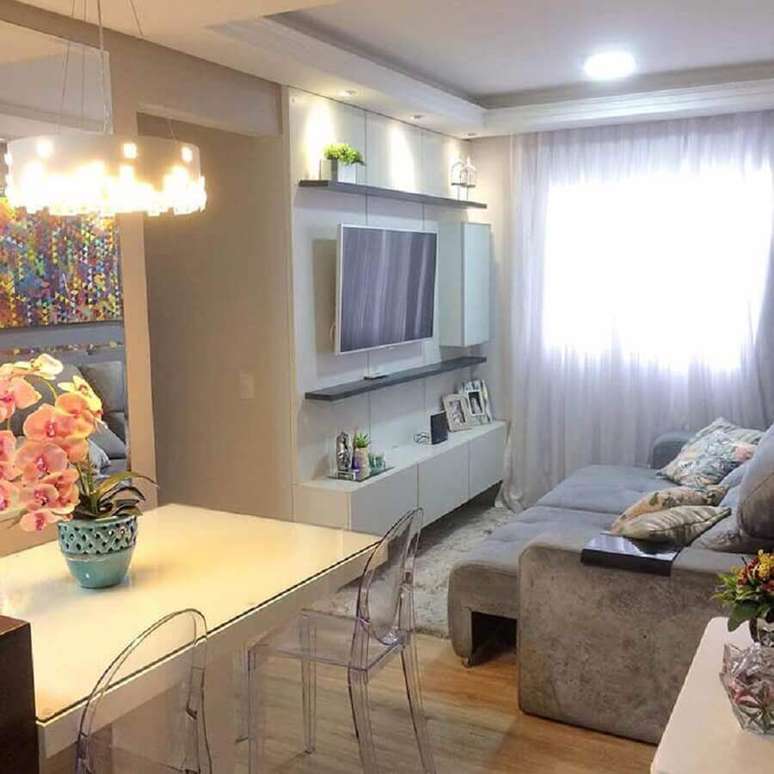 42. As cadeiras de acr&iacute;lico transparente tamb&eacute;m s&atilde;o tend&ecirc;ncia quando o assunto &eacute; decora&ccedil;&atilde;o de apartamento pequeno &ndash; Foto: Pinterest