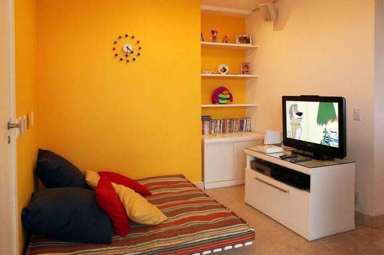 28. Decora&ccedil;&atilde;o de sala simples com parede coloridas. Fonte: Pinterest