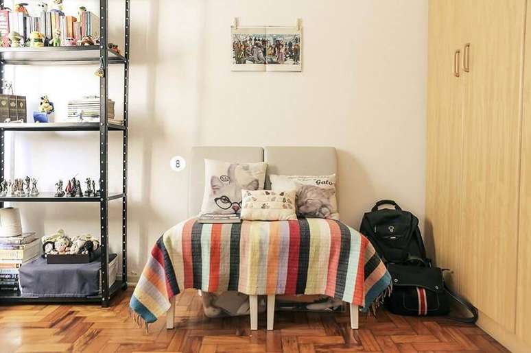 26. Decora&ccedil;&atilde;o simples com sof&aacute; pequeno e arm&aacute;rio de ferro. Fonte: Pinterest