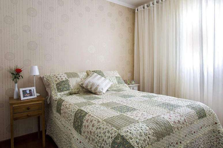 38. O papel de parede &eacute; uma maneira r&aacute;pida para mudar a decora&ccedil;&atilde;o de casas simples e bonita. Fonte: Pinterest