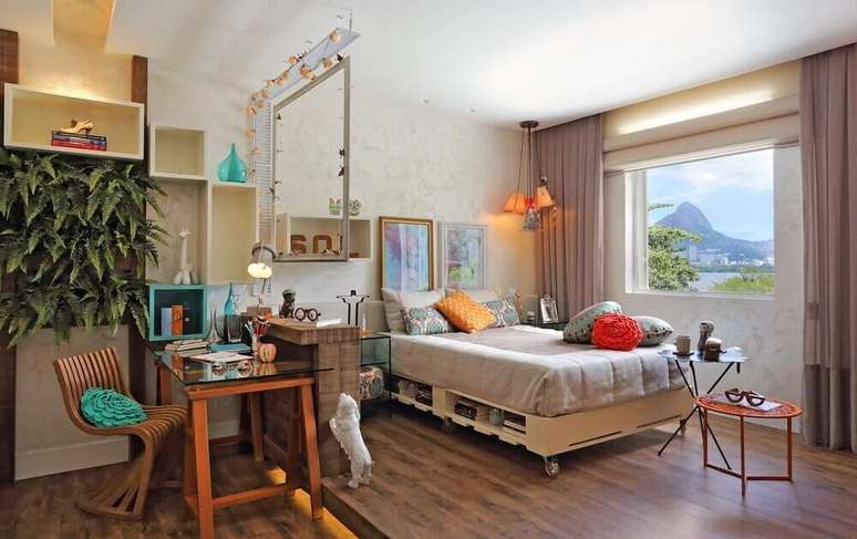 37. Decora&ccedil;&atilde;o de quarto simples com cama de pallet e plantas. Fonte: Pinterest