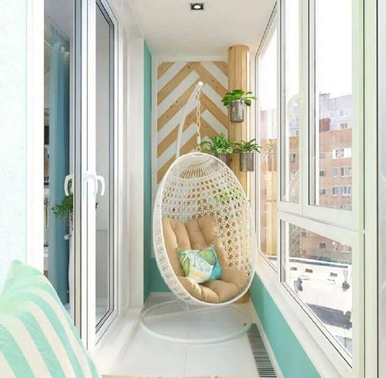 13. A varanda de apartamento pequeno pode se transformar em um ótimo cantinho de descanso – Foto: Blanco Interiores