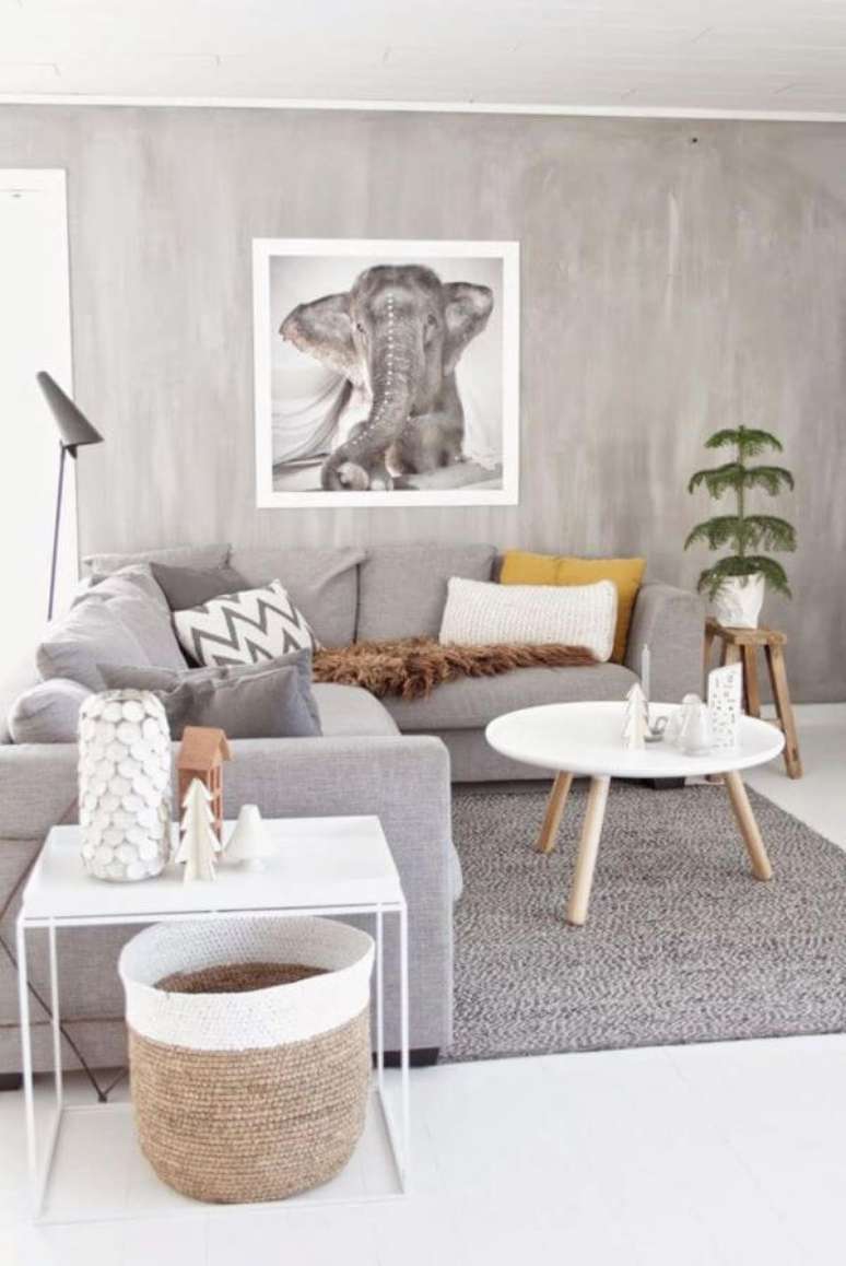 75. Sala de estar com marmorato e móveis cinza – Via: Pinterest