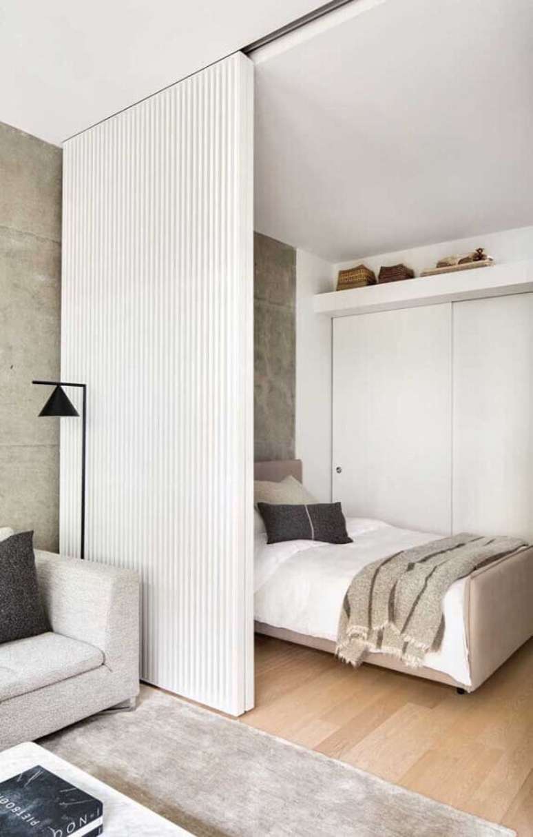 54. Decoração de apartamento pequeno todo branco com porta de correr como divisória de ambientes – Foto: Apartment Therapy