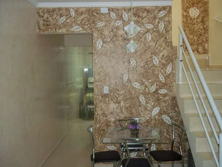29- A parede no fundo da sala utiliza textura marmorizada para valorizar a decoração marmorato. Fonte: Pedro Paulo Art