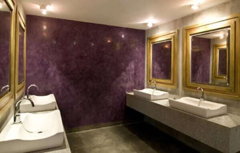 48- No banheiro requintado de restaurante foi utilizado o marmorato para criar um efeito decorativo. Fonte: Habitissimo
