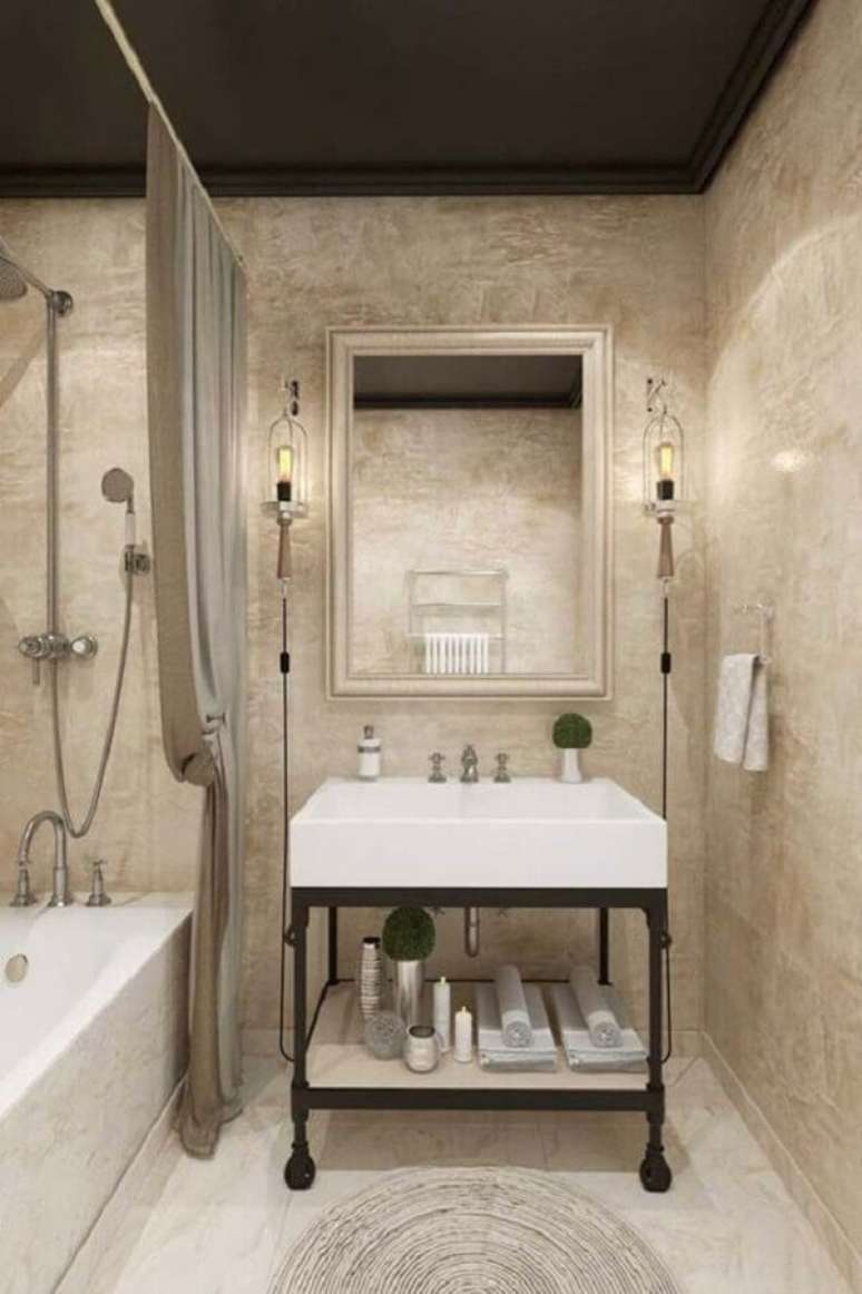 26- A textura marmorato bege foi utilizada no banheiro para valorizar os acessórios decorativos. Fonte: Pinterest