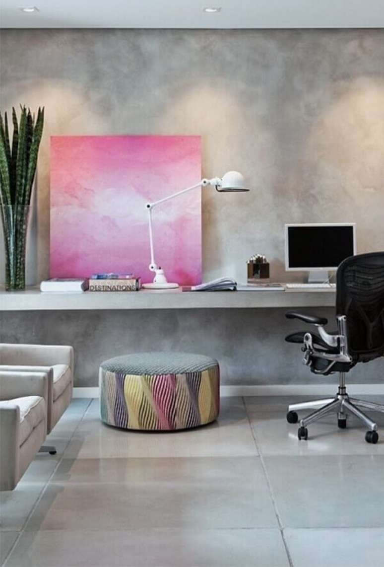 31- No home office a parede da bancada recebe pintura com marmorato. Fonte: Pinterest