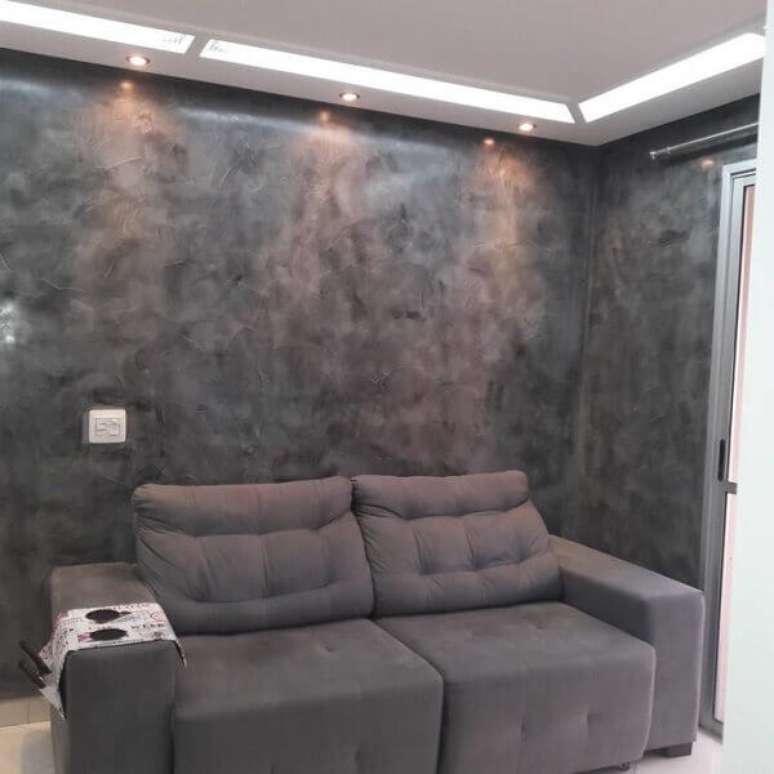 42- O marmorato cinza foi aplicado na parede para combinar com a cor dos estofados. Fonte: Pinterest