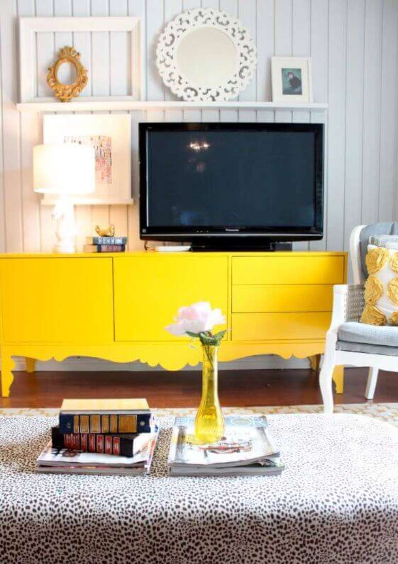 82. Na decora&ccedil;&atilde;o de casas simples e bonitas invista em m&oacute;veis coloridos. Fonte: Pinterest