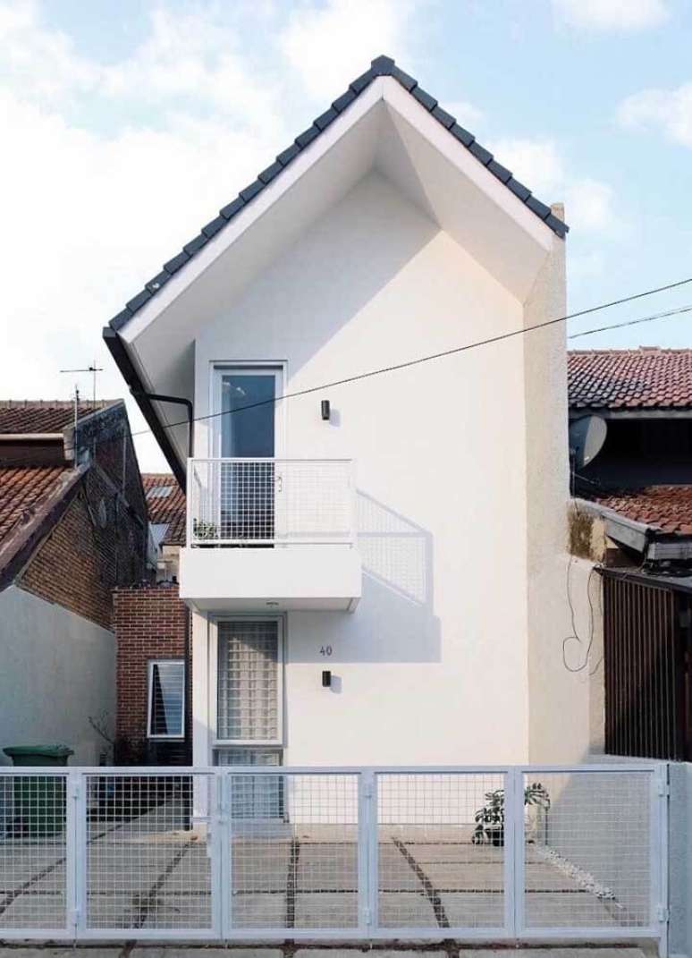54. O branco quase sempre est&aacute; presente nas fachadas de casas simples. Fonte: Pinterest