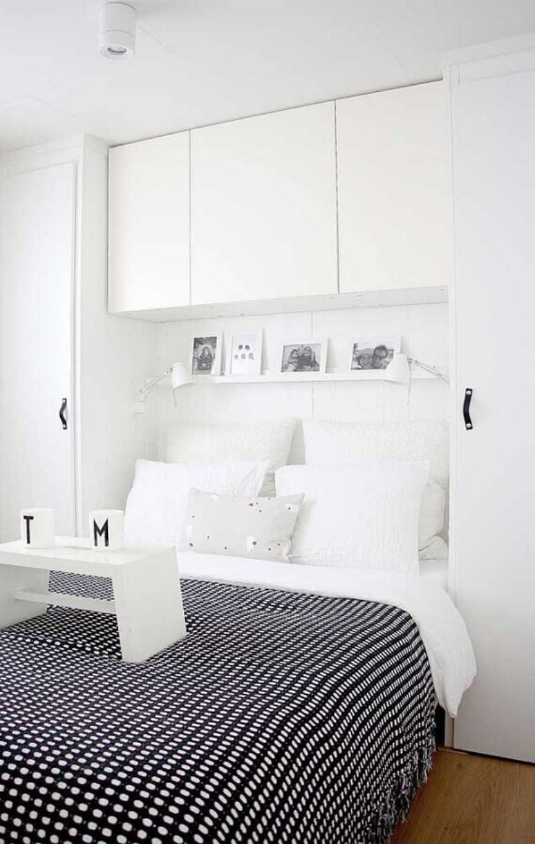 15. Quarto de casal todo branco para apartamento pequeno decorado – Foto: Archzine