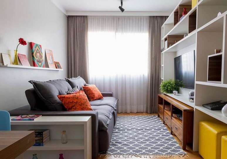 59. Estante de nichos planejada para sala de apartamento pequeno decorado – Foto: Arquitrecos