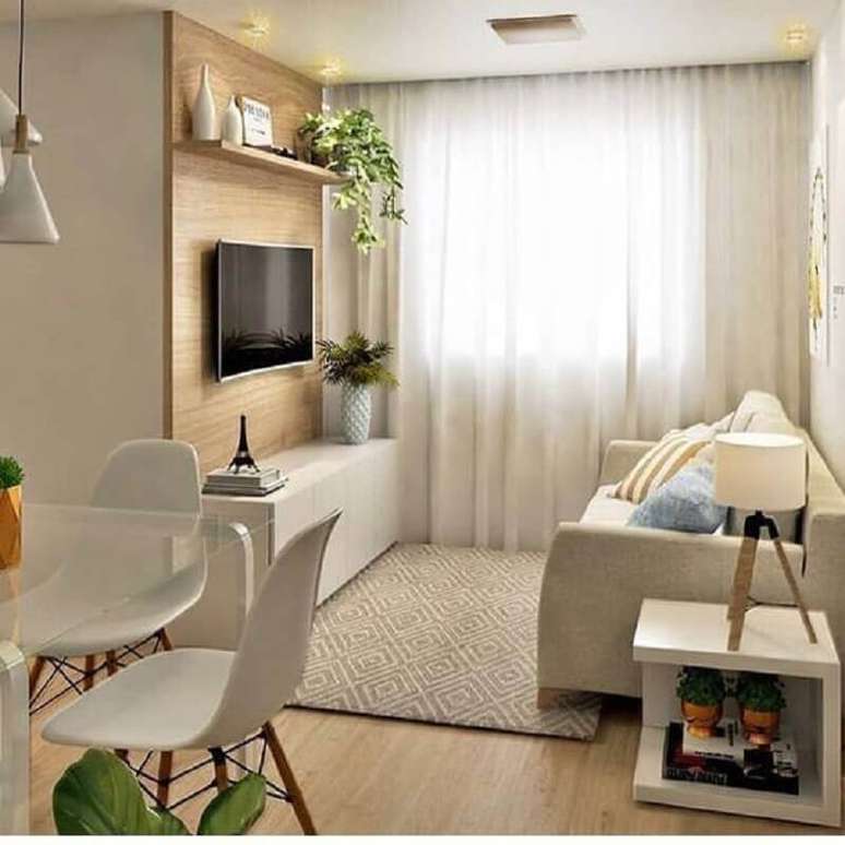 60. Ideia de decoração de sala de apartamento pequeno com painel de madeira para TV – Foto: Espaço Mulher