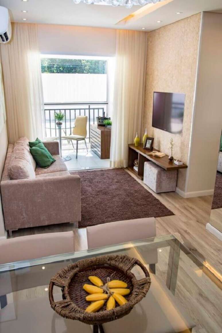 61. Sala de apartamento pequeno decorado com tapete marrom e sofá bege – Foto: Vegus Construtora e Incorporadora