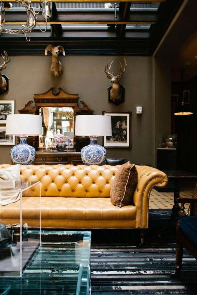 14. Sofá chesterfield amarelo na sala clássica – Via: Sweling Decor