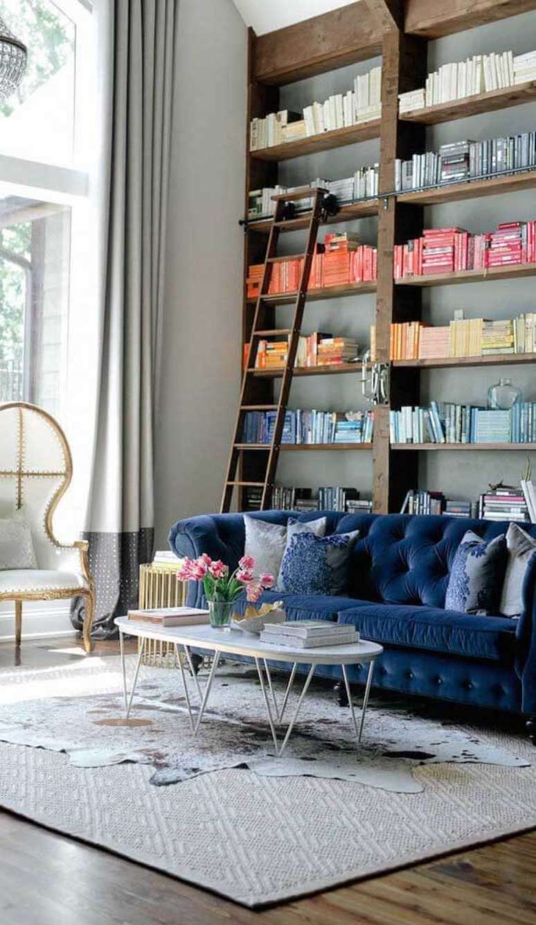 22. Sofá azul e confortável para sala moderna e colorida – Via: Pinterest