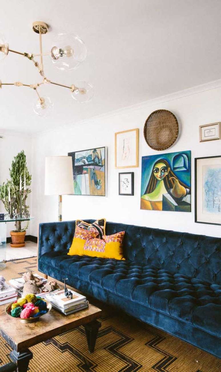 15. Sof&aacute; chesterfield azul marinho com almofada amarela &ndash; Via: Pinterest