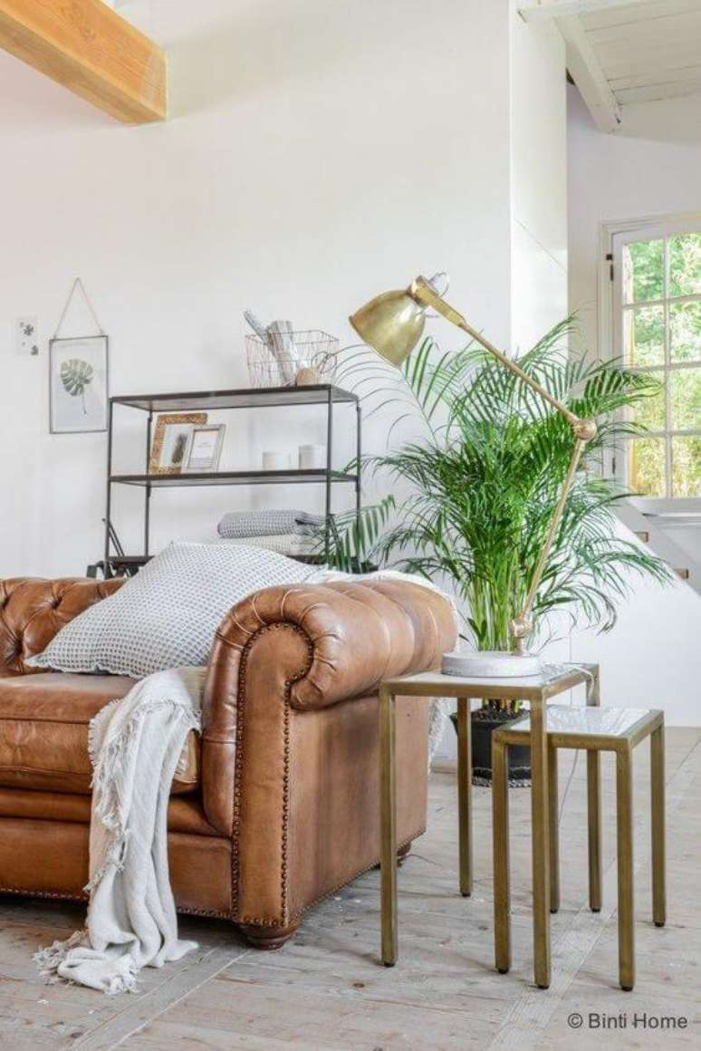 23. Sof&aacute; chesterfield couro na sala de estar &ndash; Via: Binthome Blog