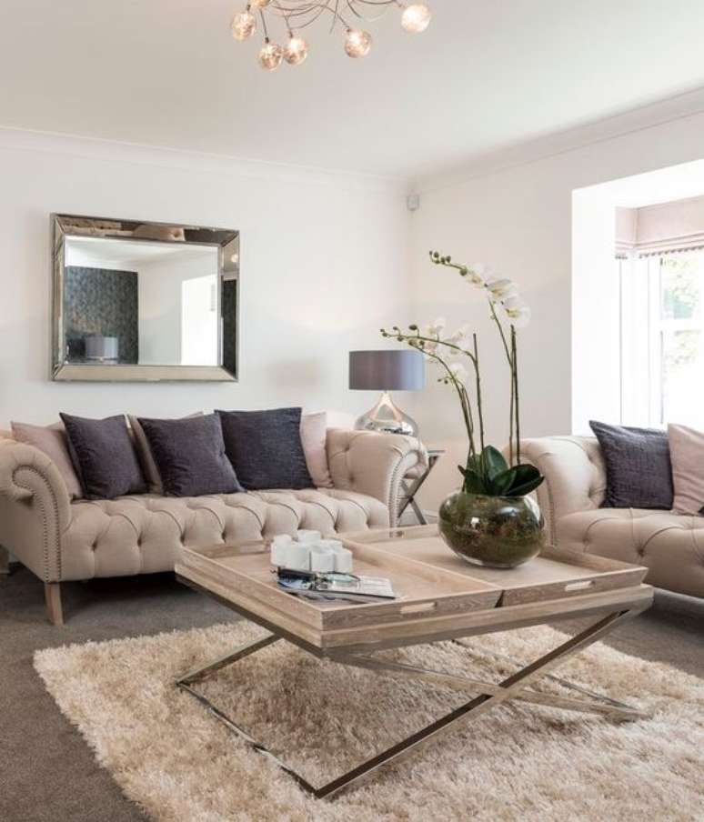 38. Sofá chesterfield na sala de estar com mesa de centro moderna – Via; Pinterest
